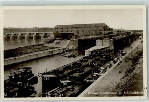 Passau Kachletstufe Schiffschleuse Frachtschiffe