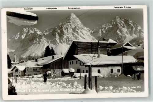 Lermoos Dorfstraße gegen Mieminger Berge Schnee Winter Sonnenspitzen Wampeter Schrofen Griesspitzen Tajaköpfe Gasthaus Pension Kirche