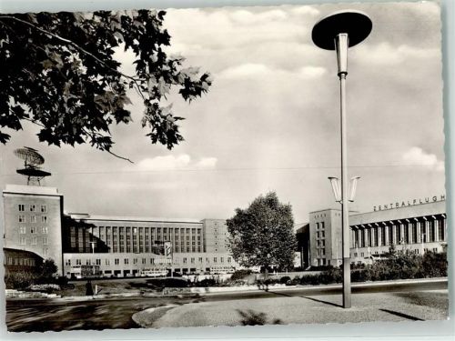 Tempelhof Platz der Luftbrücke Zentralflughafen Doppelstockbus
