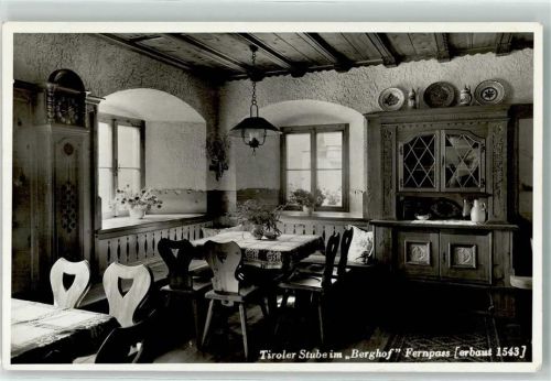 Nassereith Gasthaus Berghof Alpenhotel Fernpass Tiroler Stube Wanduhr Schrank Krug Blumen