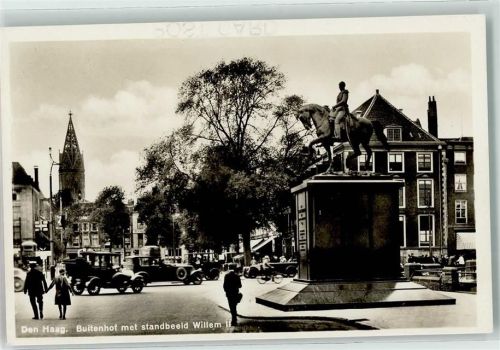 Den Haag Buitenhof mit Standbild Wilhelm II. Oldtimer