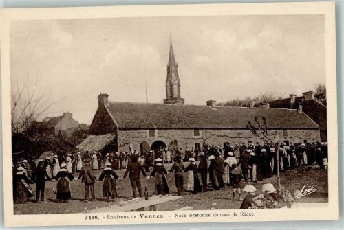 Vannes Noce Bretonne dansant la Ridee Kirche Tracht