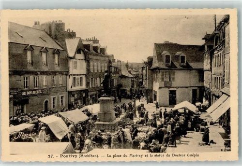Pontivy La place du Martray et la statue du Docteur Guepin Denkmal Marktszene