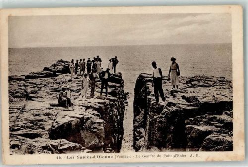Les Sables-d'Olonne Le Gouffre du Puits d Enfer Felsen Mann Frau Spalt