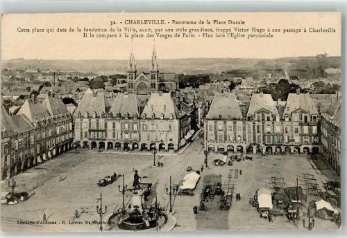 Charleville-Mezieres Statue Gonzague Charleville-Mézières Marktplatz Marktszene