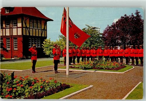 Truppe der berühmten Royal Canadian Mounted Police hissen Flagge
