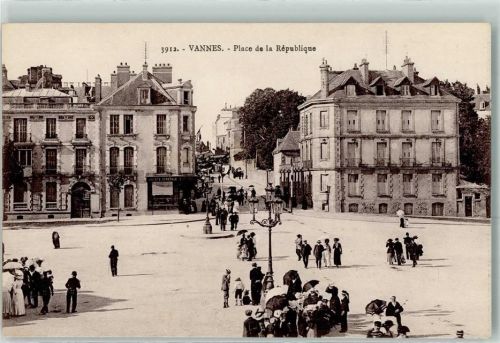 Vannes Place de la Republique Laterne