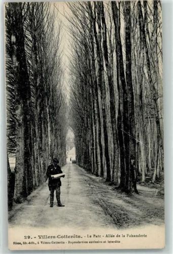 Villers-Cotterets Le Parc Allee de la Faisanderie Mann Zeitung Hut