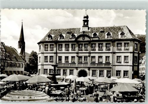 Neustadt Marktplatz mit Rathaus Marktszene