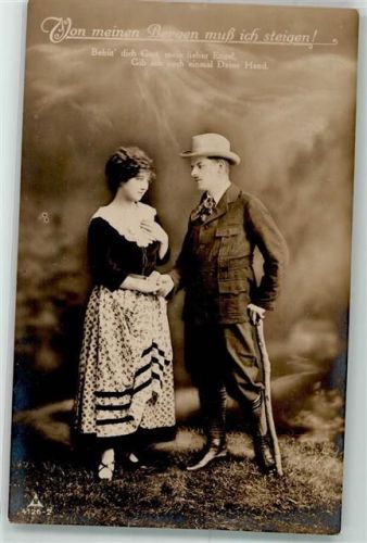 Mann mit Wanderstock und Hut verabschiedet sich von seiner Frau PH 4126-2