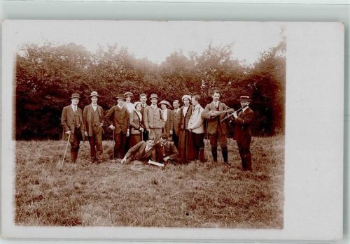 Eine gemischte Gesellschaft im Park mit Laute und Querflöte