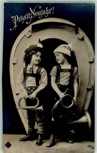 1908 Zwei Kinder in Tracht mit Trompete und Horn vor einem großen Hufeisen