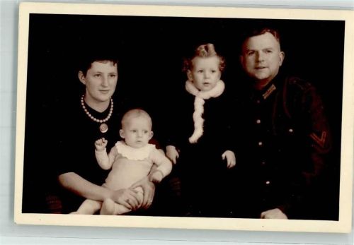 Steglitz Obergefreiter der Wehrmacht in Uniform mit Frau Baby und Kind Ort lt. Fotograf Schmidt
