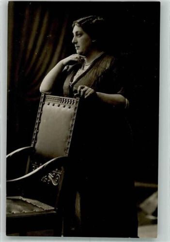 Detmold Foto Beckmann. Paul Frau mit Stuhl