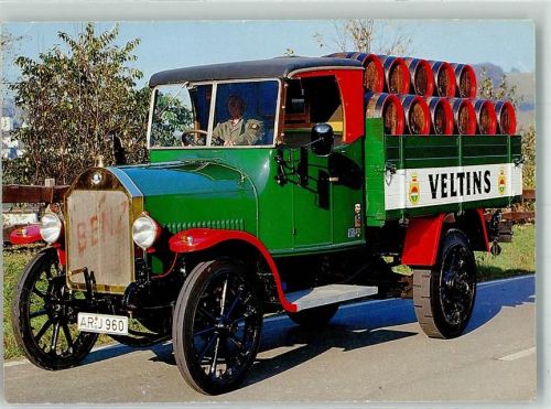 Grevenstein Ein Mercedes-Benz LKW Typ 24/40 Baujahr 1925 mit Veltins Bierfässern beladen Fotograf Haase