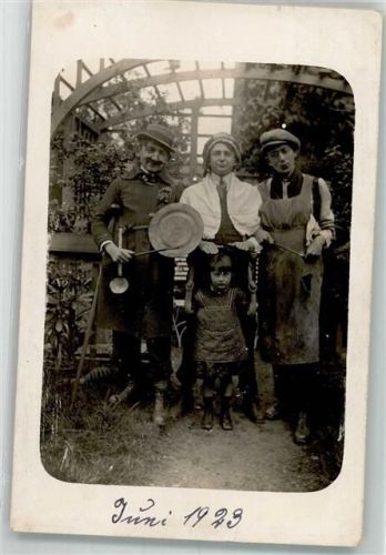 1923 Männer in Kostümen Karneval?