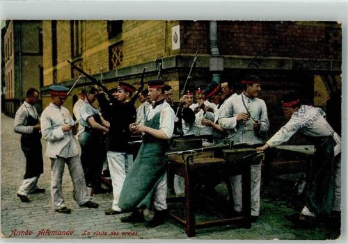 Landser in Uniform bei der Ausgabe von Karabinern