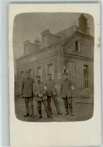 1916 Vier Sanitätssoldaten vor einem Lazarett in Frankreich