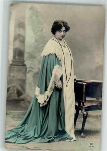 1907 Frau im Kostüm