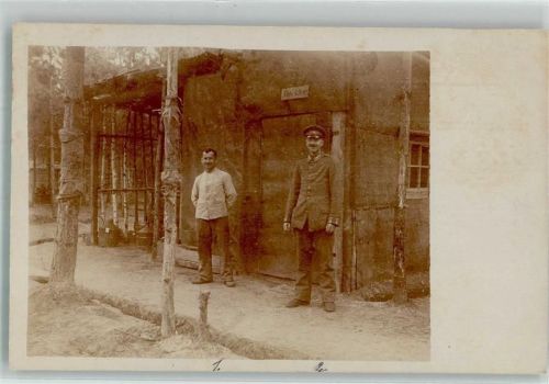 1917 Zwei Landser in Uniform vor einem Küchenunterstand in der Champagne WK I