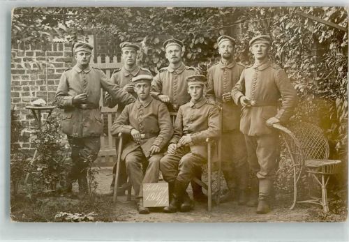1915 Eine Gruppe Landser in Uniform im Garten