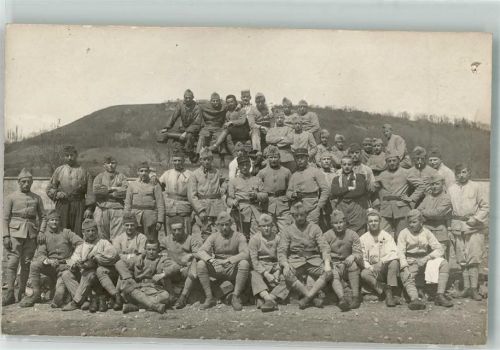 Eine große Gruppe Soldaten in Uniform WK I