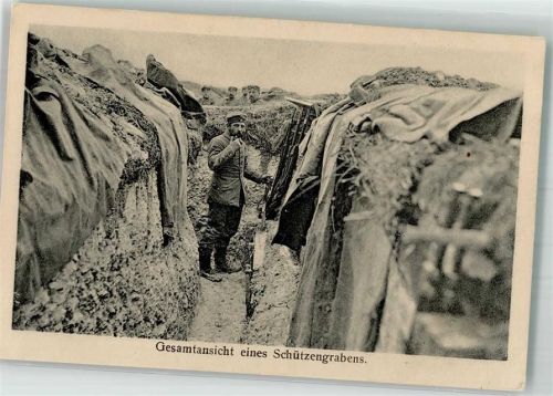 Landser in Uniform in einem mannshohen Graben