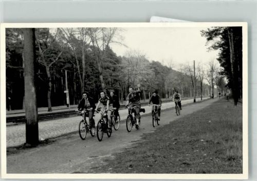 Eine Gruppe jugendlicher Fahrradfahrer