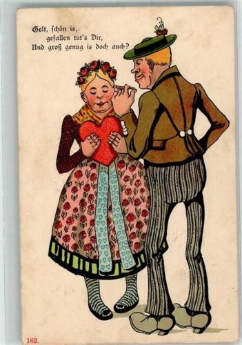 1906 Mann schenkt Frau im bayerischen Trachtenkleid ein großes rotes Herz