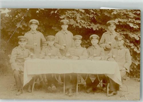 Osnabrück 1915 Landser in Uniform beim Biertrinken im Garten Privatfoto AK Ort lt. Feldpoststempel Eckbug