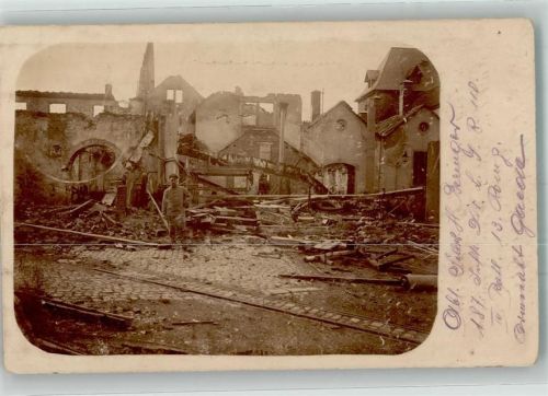 1916 Landser in den Ruinen einer zerstörten Stadt Privatfoto AK Feldpost WK I 187. Inf.-Div.