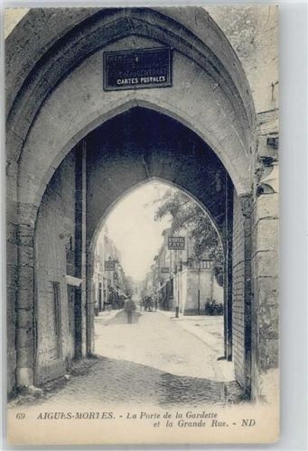 Aigues-Mortes La Porte de la Gardette et la Grande Rue