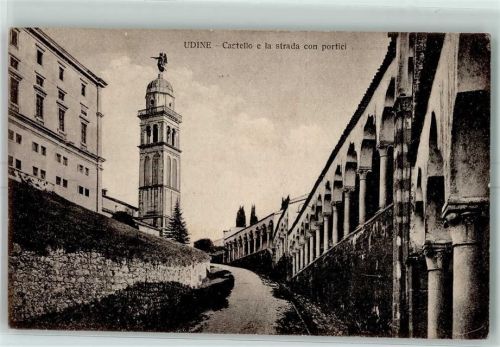 Udine Castello e la strada con portici