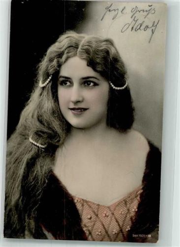 1904 Junge Frau mit Perlenschmuck im Haar