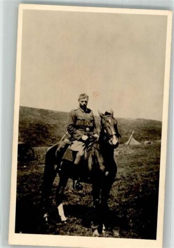 Landser in Uniform zu Pferde