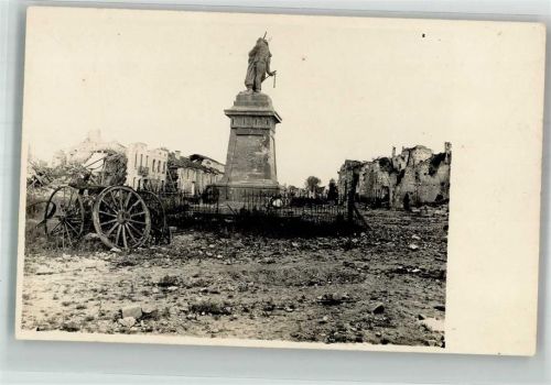 1916 Ein zerschossenes Denkmal in einer zerstörten Stadt WK I