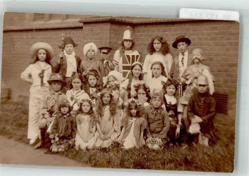 Kinder in klassischer Kleidung mit einem Schild mit Union Jack