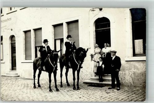 1913 Zwei Herren zu Pferde vor dem Eingang zu einem Gasthaus