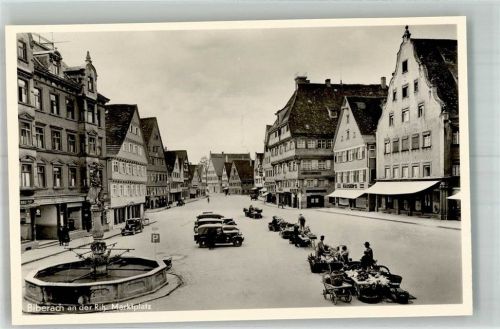 Biberach Marktplatz mit Brunnen Oldtimer Marktszene