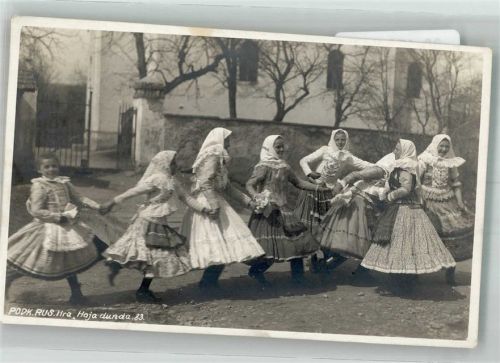 Spielende Mädchen in der Tracht aus den Karpaten Ort lt. Fotograf