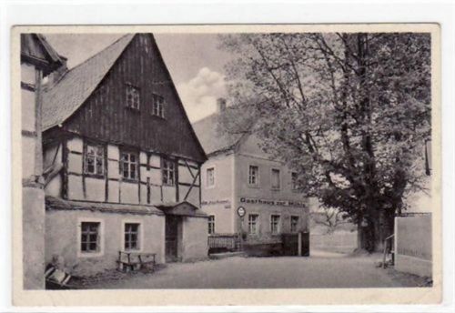 Höfgen mit Gasthaus zur Mühle gelaufen und Bahnpoststempel von 1951, Zug Nr. 1512 kleiner Knick unten links und rechts, sonst gut erhalten.
