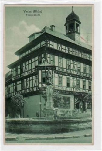 Vacha a.d. Werra mit Vitusbrunnen gelaufen von 1945. Leichter Knick unten rechts, sonst gut erhalten.