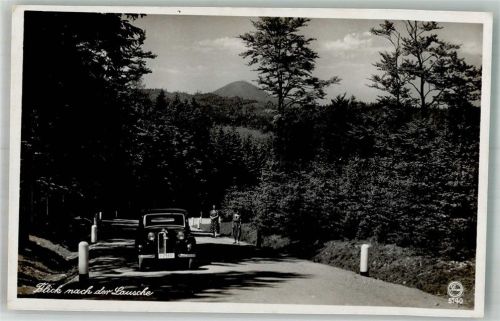 Lausche Oldtimer auf Landstraße vor dem Berg