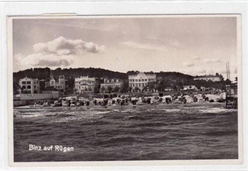 Binz Binz auf Rügen mit Strandpartie und Hotels gelaufen 1936. Knickstelle unten links. Leichter Stempeldurchdruck, sonst gut erhalten.