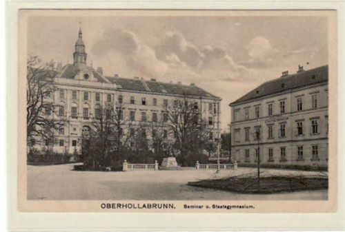 AK von Oberhollabrunn. Seminar und Staatsgymnasium gelaufen am 06.06.1923. An den Ecke n leicht bügig, leicht bräunlicher Fleck auf der Vorder- und Rückseite, sonst gut erhalten.