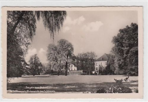 Sagan Sagan / Zagan am Bober - Kreis Sprottau / Szprotawa. Partie im Schlosspark Rückansicht vom Schloss gelaufen 1940. Marke defekt, sonst gut erhalten