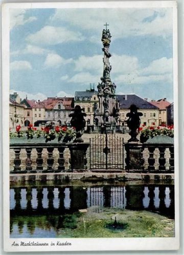 Kadan Marktbrunnen Blumen Tor Säule Kreuz