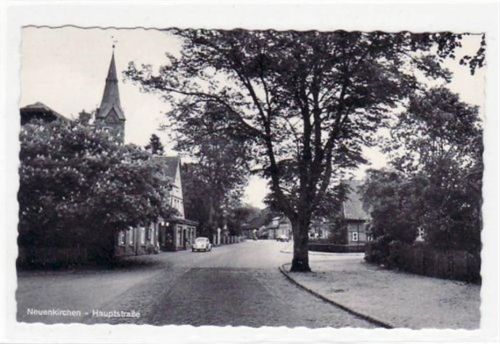 Neuenkirchen mit Hauptstraße. ungelaufen handschriftliches Datum von 1962. Gute Erhaltung.