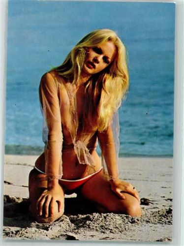 Blondine am Strand