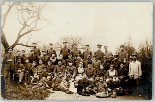 WK I Gruppenbild mit Frauen und Kinder Lazarett?